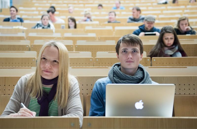 Studierende im Hörsaal.