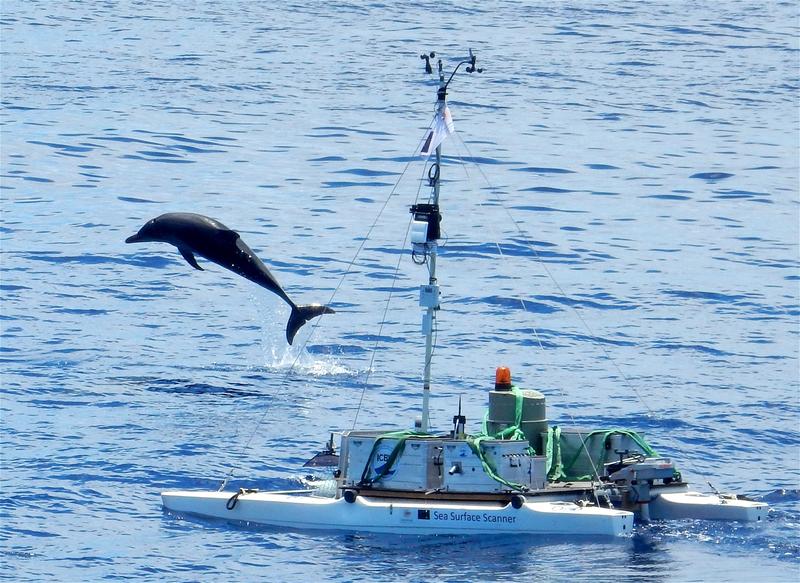 Mit dem Sea Surface Scanner, einem umgebauten Katamaran, können die Wissenschaftler Proben von dem dünnen Oberflächenfilm der Meere nehmen. 