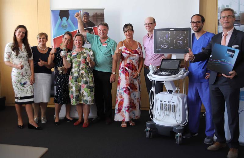 Freude über das Herz-Ultraschallgerät bei Vertretern der Erich- und Else-Zeiß-Stiftung, der Ernst-Prost-Stiftung, des Universitätsklinikums Ulm und der Software-Firma TOMTEC Imaging Systems GmbH.