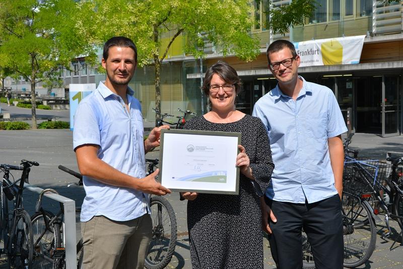 Paul Fremer, Stv. Landesvorsitzender des ADFC, verleiht Prof. Dr.-Ing. Petra K. Schäfer und  Dr. Christoph Rosenbusch das Zertifikat „Fahrradfreundlicher Arbeitgeber“ für die Frankfurt UAS. 