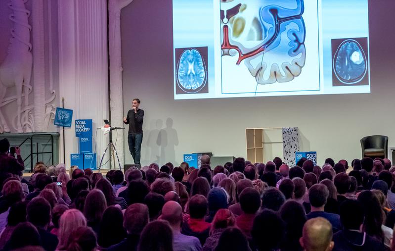 2017 in Leipzig, 2018 in der Volksbühne Berlin – Geistesblitze, der Science Slam über das Gehirn.