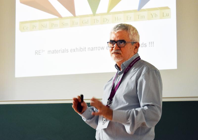 Professor Hermi Felinto de Brito from the University of São Paulo opened the session with a presentation on the development of luminescent materials for LEDs and energy-saving lights. 