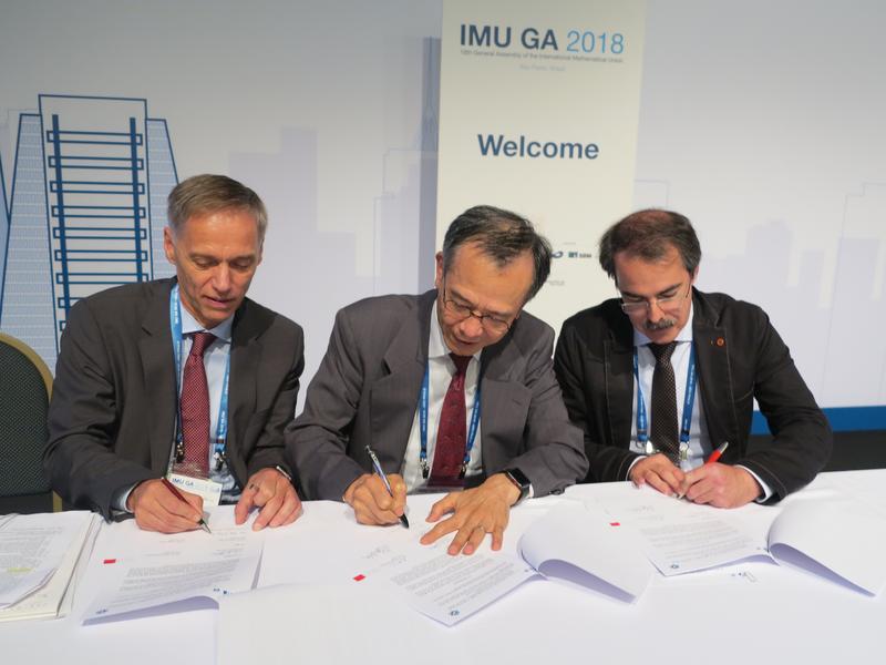 Unterzeichung des Kooperationsabkommens, (v.l.n.r.): IMU-Generalsekretär Helge Holden, IMU-Präsident Shigefumi Mori, WIAS-Direktor Michael Hintermüller