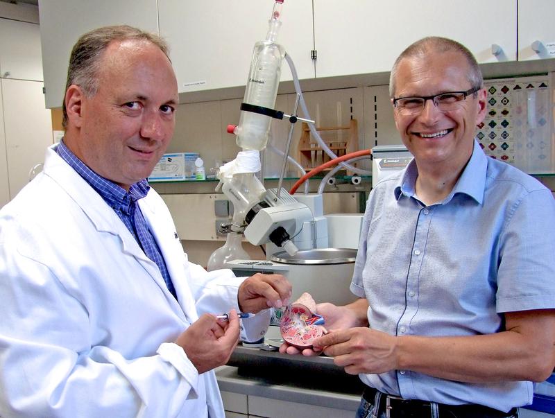 Dr. Ingo Grunwald (l.) und Dipl.-Ing. Manfred Peschka (r.), die Gründer der Purenum GmbH, mit einem Demonstrator des Nierensteinklebstoffes. 