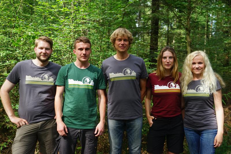 v.l.n.r. HNEE-Studierende Stefan Müller, Jakob Liesegang, Farina-Pauline Zapf und Anne Zimdars mit Dietrich Mehl (Vorsitzender der ANW Brandenburg /Oberförsterei Reiersdorf)