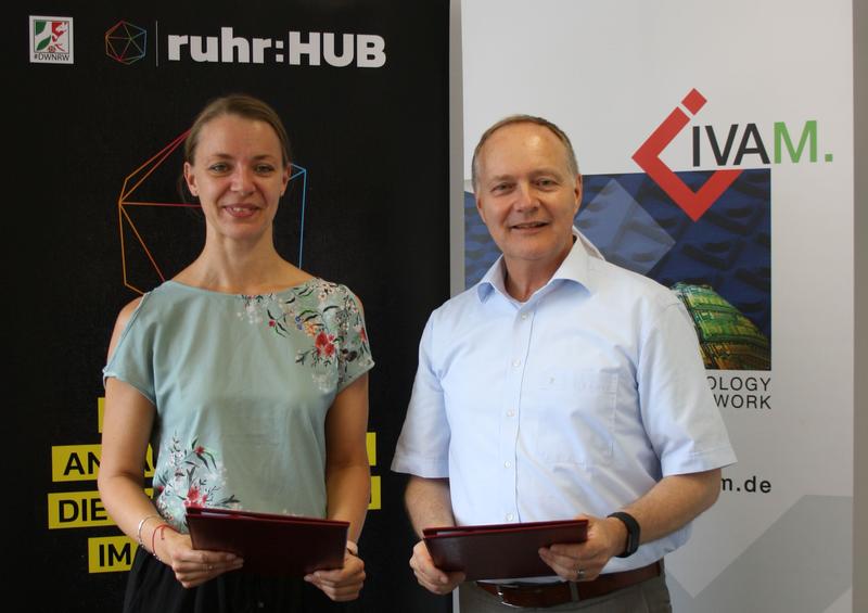 Katrin Kröll, Projektmanagerin des ruhr:HUB und IVAM-Geschäftsführer Dr. Thomas R. Dietrich 