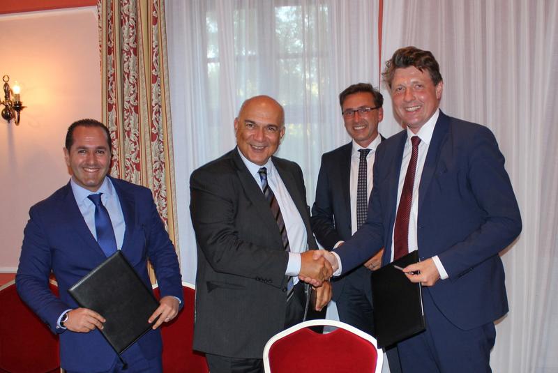 Badr Ikken, Mostafa Terrab and Prof. Ralf B. Wehrspohn (left to right) signed a Memorandum of Understanding. In the background: Thomas Wünsch, Secretary of State in Saxony-Anhalt. 