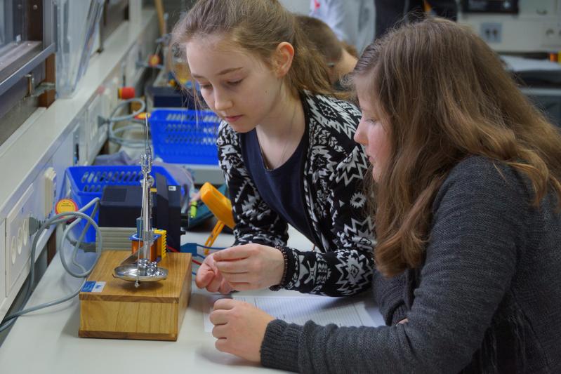 Im Schülerlabor „iPhysicsLab“ können kleine und große Besucher selbst forschen.