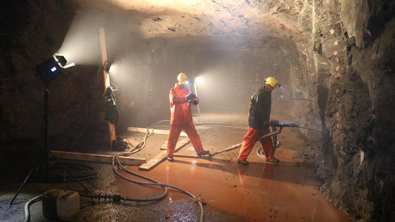 Aus 150 Tonnen komplexer Erze, die aus dem „Besucherbergwerk Zinnkammern Pöhla“ im Erzgebirge (Bild) entnommen wurden, wollen Forscher Metalle auf wirtschaftliche Weise gewinnen. 