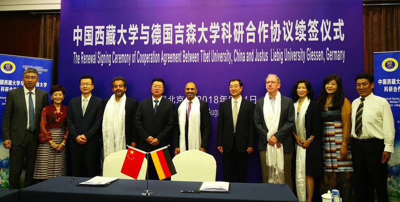 Zur Erneuerung des Kooperationsabkommens zur Höhenforschung zwischen der JLU und JLU-Präsident Prof. Dr. Joybrato Mukherjee (Mitte) und Prof. Dr. Ardeschir Ghofrani (4.v.l.) waren nach China gereist.