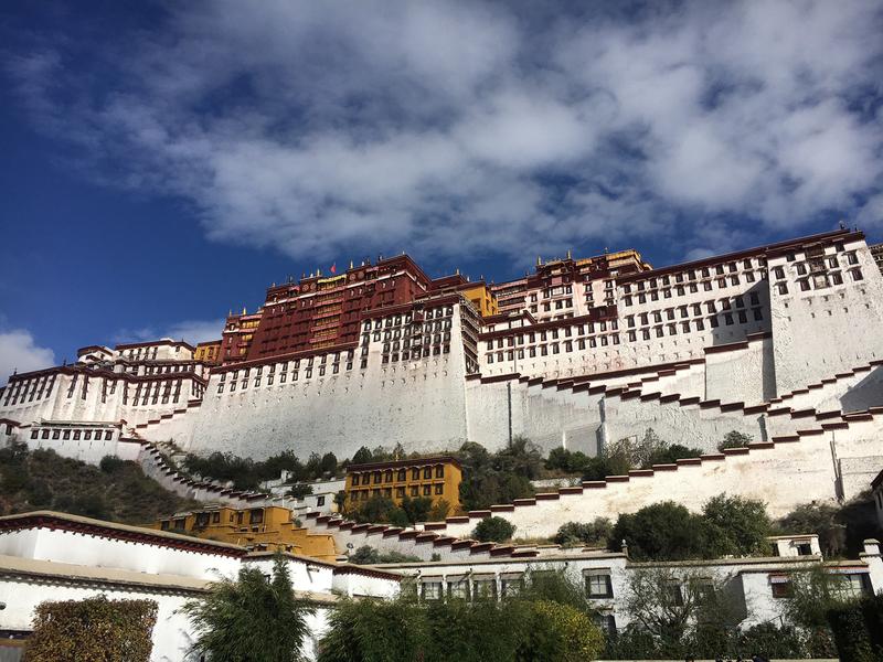 Hier wird die Luft schon dünn: Der beeindruckende Potala-Palast in Lhasa liegt in 3.700 Metern Höhe. 