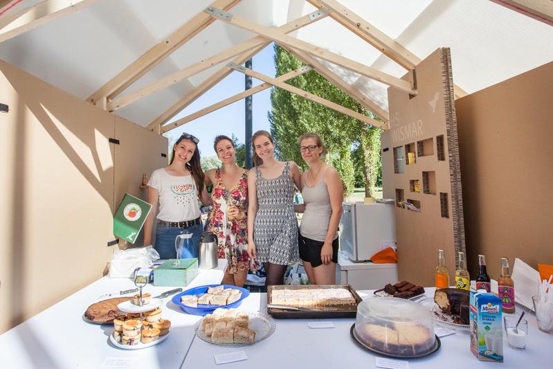 Studentinnen der Fakultät Gestaltung nutzen einen der ersten Stände für „Jamel rockt den Förster“ testweise, um Besuchern der Jahresausstellung „DIA´18“ Kuchen und Getränke anzubieten.