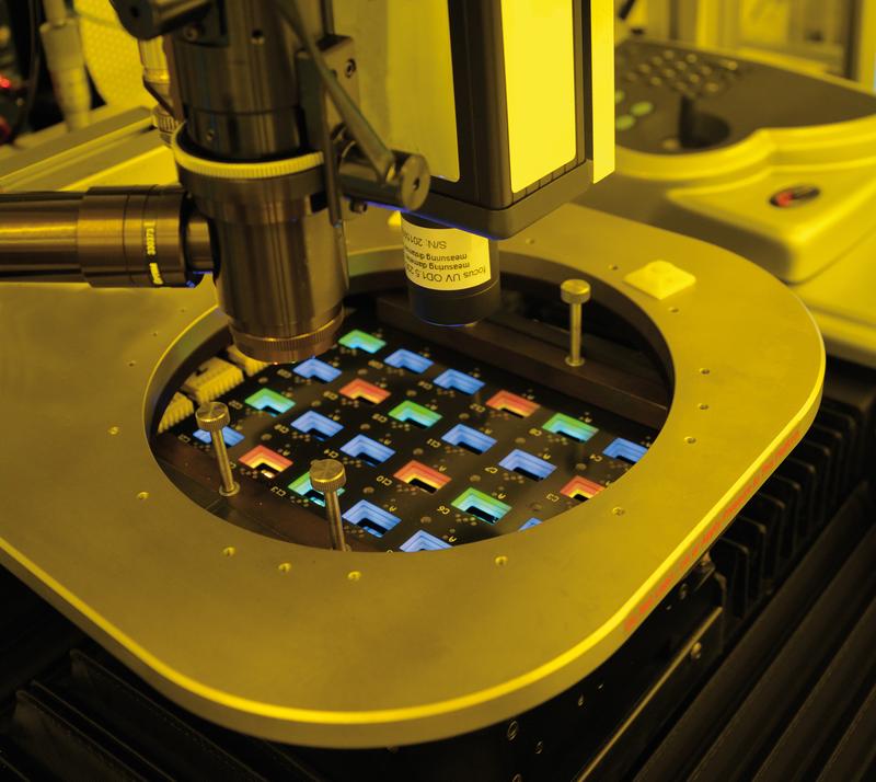 Prober mit mikrostrukturierten OLEDs im Reinraum des Fraunhofer FEP