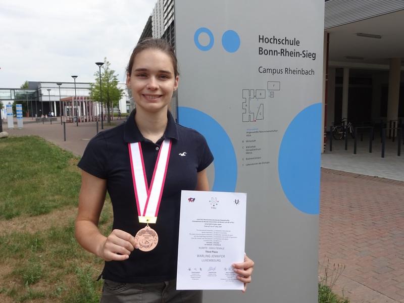 Jenny Warling mit Bronzemedaille und Urkunde. Foto: privat 