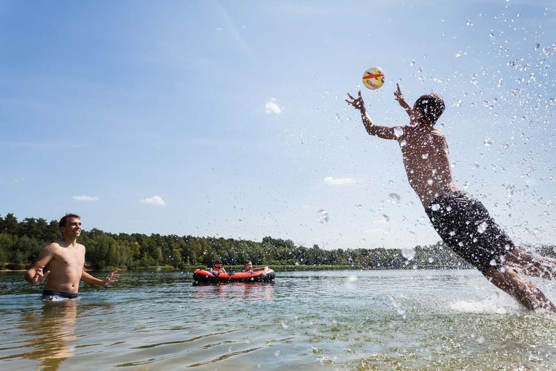 Sommerfrische am Baggersee: Besonders junge Menschen verbringen ihre Freizeit gern am Badesee.
