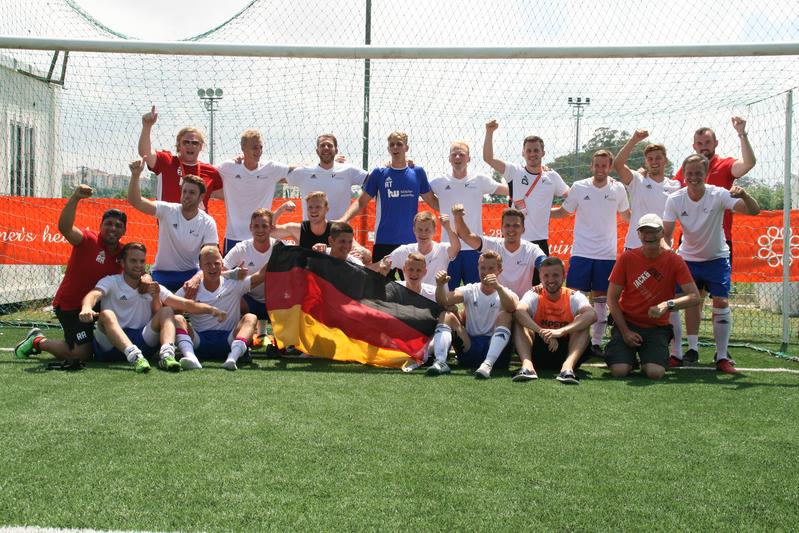 Freude in Portugal: Das Team nach dem Sieg gegen die Universität Porto.