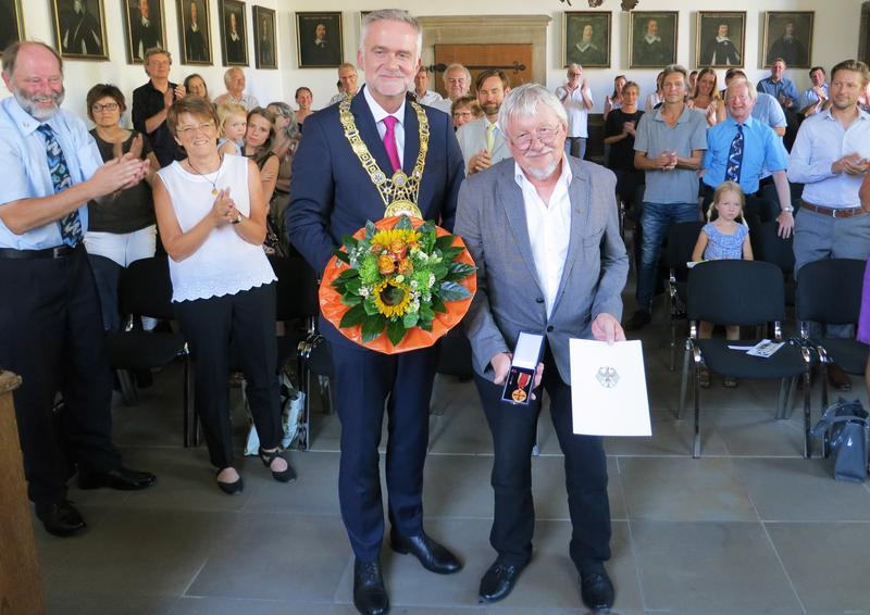 Im Osnabrücker Friedenssaal hat Oberbürgermeister Wolfgang Griesert die Verdienstmedaille der Bundesrepublik Deutschland an Hochschul-Professor Dr. Herbert Zucchi überreicht.