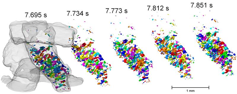 Grau sind die Alu-Granulate dargestellt, bunt die Poren. Wie sich diese Poren mit der Zeit vergrößern, zeigt die Serie von 3D-Tomographien. 