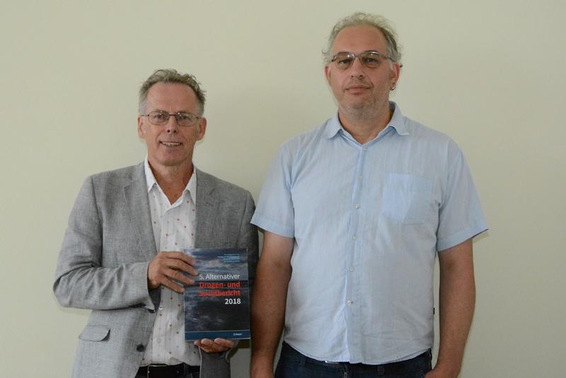 Prof. Dr. Heino Stöver (l.) und Dr. Bernd Werse stellten in einem Pressegespräch zum 5. Alternativen Drogen- und Suchtbericht ihre Erkenntnisse zur aktuellen Drogenpolitik in Deutschland vor.