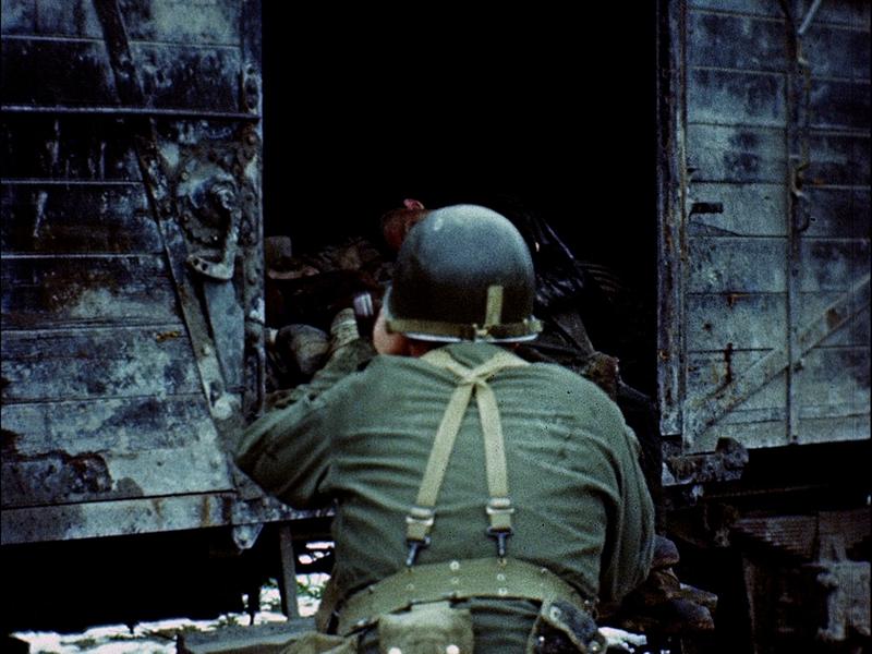  Bildtext: Ein Kameramann des U.S. Army Signal Corps in Dachau, Mai 1945