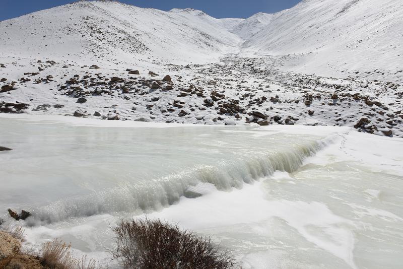 Künstlicher Gletscher auf 4.450 Meter über dem Meeresspiegel, errichtet oberhalb des Dorfes Igoo in der Hochgebirgswüste von Ladakh in Nordindien (2014).