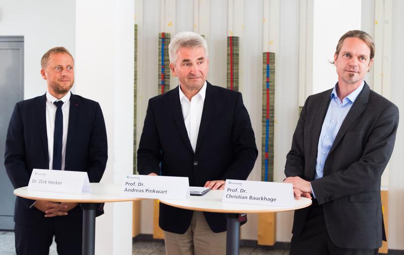 Dr. Dirk Hecker, Prof. Dr. Andreas Pinkwart und Prof. Dr. Christian Bauckhage (v. l.) stellten gemeinsam die Pläne für ein neues Kompetenznetzwerk für KI in NRW vor.