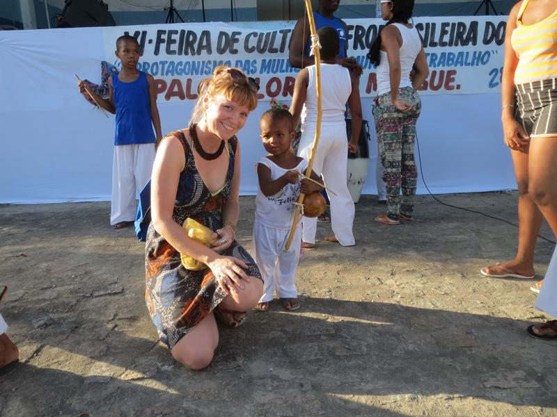 Katrin Feldermann, Gründerin und Vorstandsvorsitzende des Vereins AmiGOs, mit Kindern in Brasilien