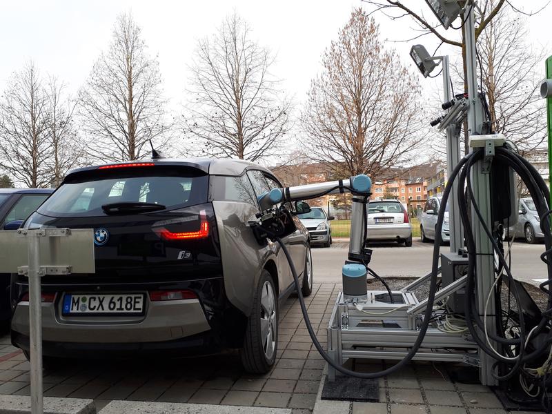 With the prototype of a robot-controlled, high-speed combined charging system for e-vehicles researchers from TU Graz and industry partners have unveiled a world first