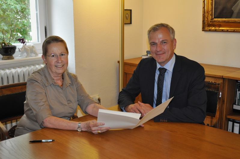 Dr. Nils Stein, Leiter der Arbeitsgruppe „Genomik genetischer Ressourcen“ mit Universitätspräsidentin Prof. Dr. Ulrike Beisiegel bei der Vertragsunterzeichnung an der Universität Göttingen. 