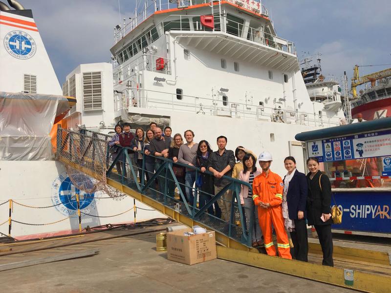 Deutsch-chinesisches Forschertreffen in Guangzhou (mit Joanna Waniek, 3.v.l.), Dezember 2017, auf dem chinesischen Forschungsschiff „Hai Yang Di Zhi“, bei dem die Expedition 2018 vorbereitet wurde.
