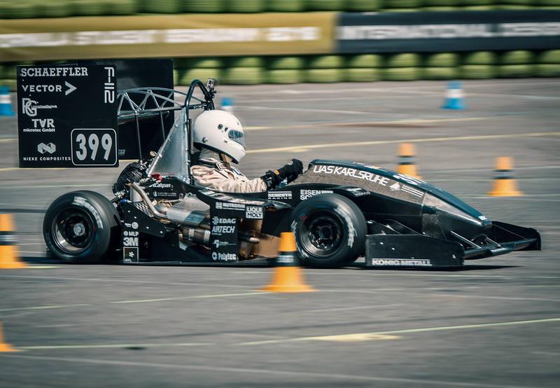 Der von Studierenden der Hochschule Karlsruhe selbst gebaute Rennwagen „in Aktion“ auf dem Hockenheimring 