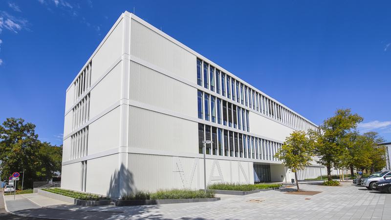 Im Neubau des Zentrums MAIN sind neben Reinräumen zahlreiche Labore verschiedener Ausrichtung mit hohen technischen Anforderungen untergebracht.