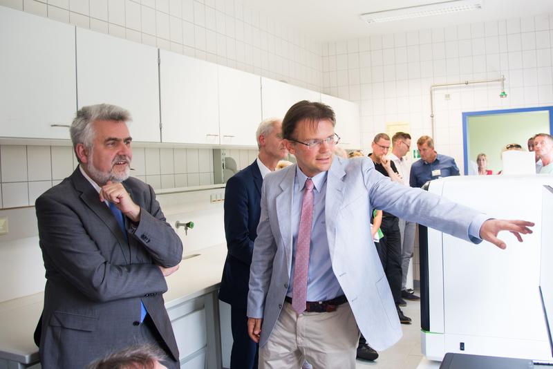 Sachsen-Anhalts Wissenschaftsminister Prof. Dr. Armin Willingmann (l.) und Institutsdirektor Prof. Dr. Dr. Johannes Haybäck