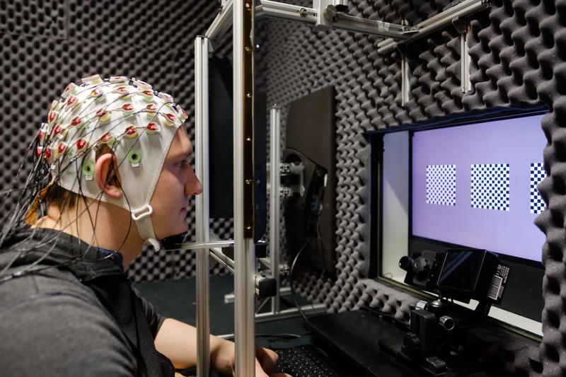 Ablenkung erwünscht: Probanden mit EEG-Kappe helfen der Neurophysik, Hirnaktivitäten zu studieren.