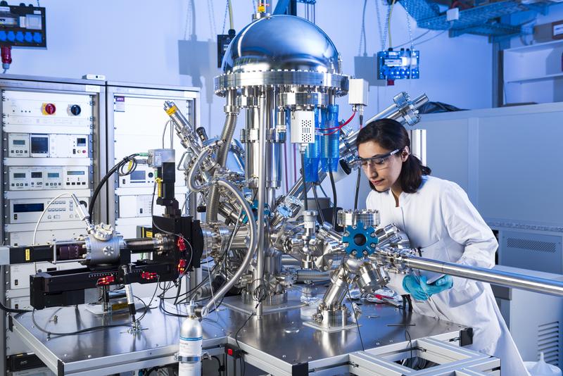 Doktorandin Niyousha Karimi Paridari untersucht die elektrochemischen Eigenschaften unterschiedlicher Materialien, um sie für neue Energiespeichertechnologien nutzbar zu machen.