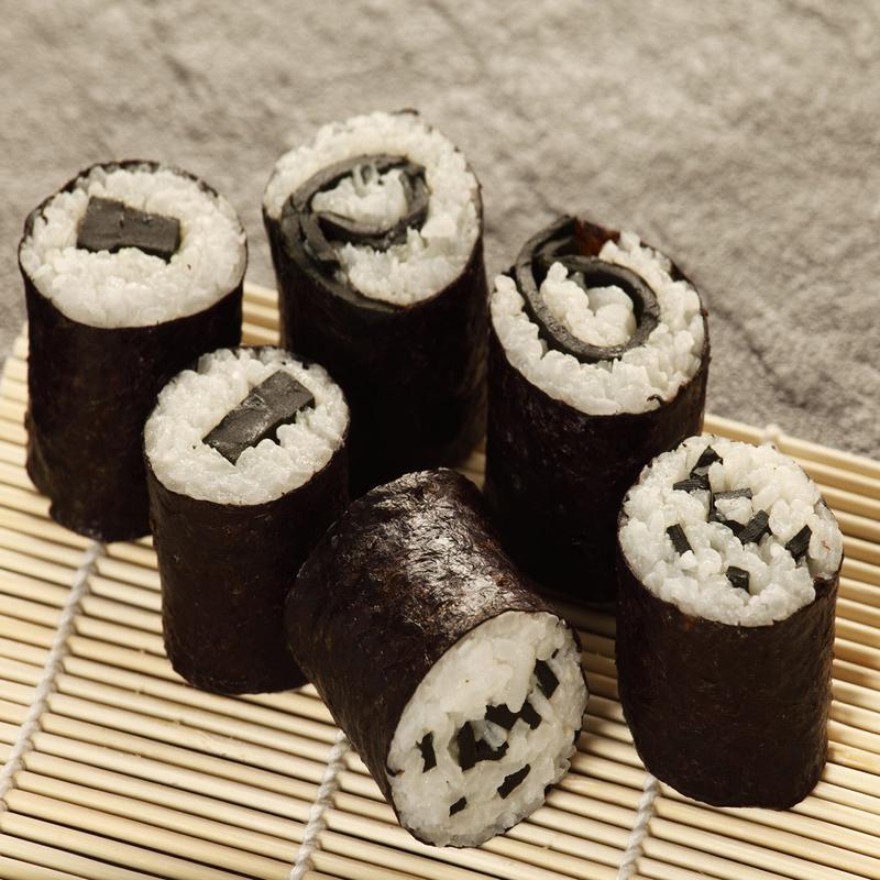Flavour- and colour-pairing: spirulina sushi.
