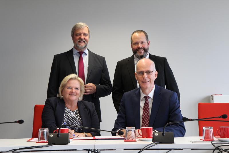 Prof. Dr. Brigitte Grass und Dr. Martin Schneider, Hauptgeschäftsführer des Vereins Deutscher Zementwerke e.V. (VDZ), unterzeichneten am 15. August eine Vereinbarung zur Einrichtung einer nebenbe