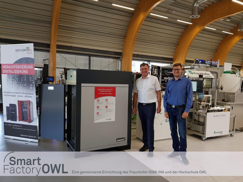 Michael Kavermann (Vertriebsleiter Nord DC-Datacenter-Group GmbH) und Sascha Heymann (Wissenschaftlicher Mitarbeiter am Fraunhofer IOSB-INA) zeigen das ganzheitliche Sicherheitskonzept