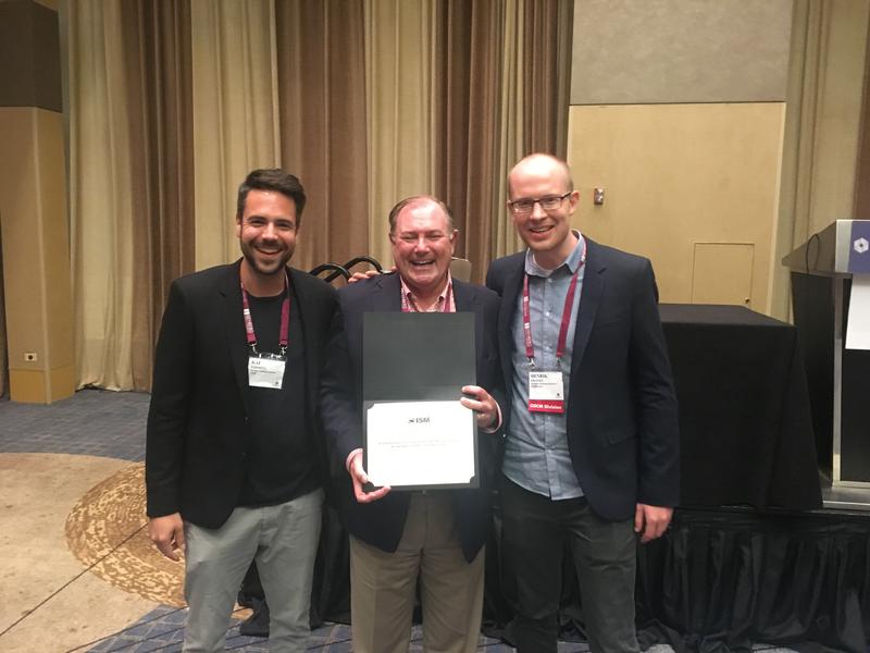 Prof. Dr. Kai Förstl (links) und Henrik Franke (rechts) erhalten den Best Paper Award des Institute for Supply Management