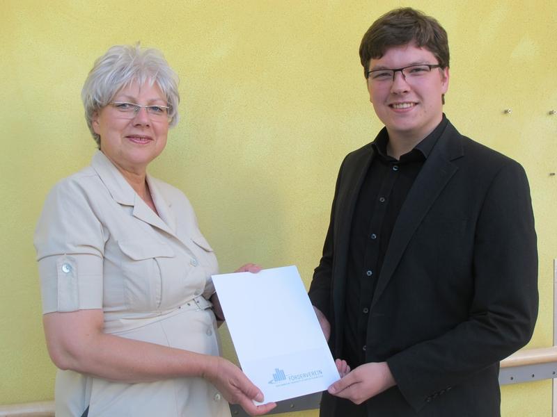 Petra Rossbrey, Vorsitzende des Fördervereins der Frankfurt UAS, zeichnet Christopher Morschel, Fb 2, mit dem Absolventenpreis aus.