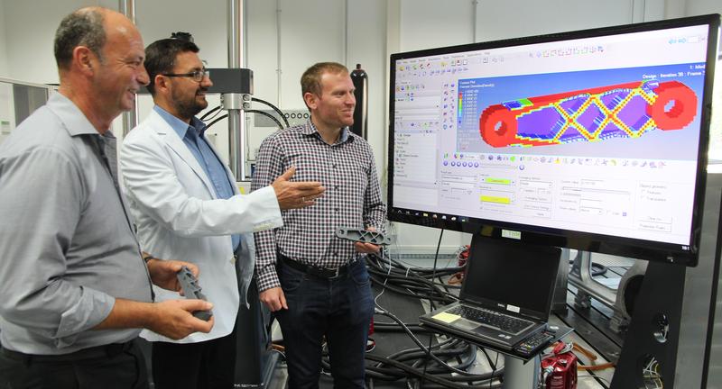 Prof. Udo Jung (Mitte) diskutiert mit den Wissenschaftlichen Mitarbeitern Otto Hemmelmann (links) und Björn Geyer den Entwurf eines Bauteils.     