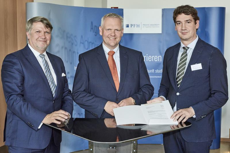 Förderung für "PFH TRANSition": PFH-Präsident Prof. Dr. Frank Albe, Minister Björn Thümler und Projektleiter Prof. Dr. Bernhard H. Vollmar (v. l.).