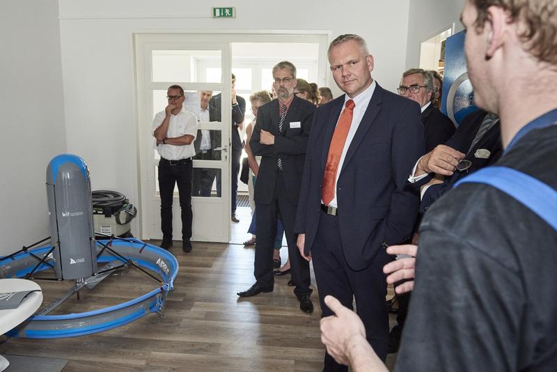 Rundgang durch das Institutsgebäude der PFH in Stade: Studierende erläutern ihre Projekte.