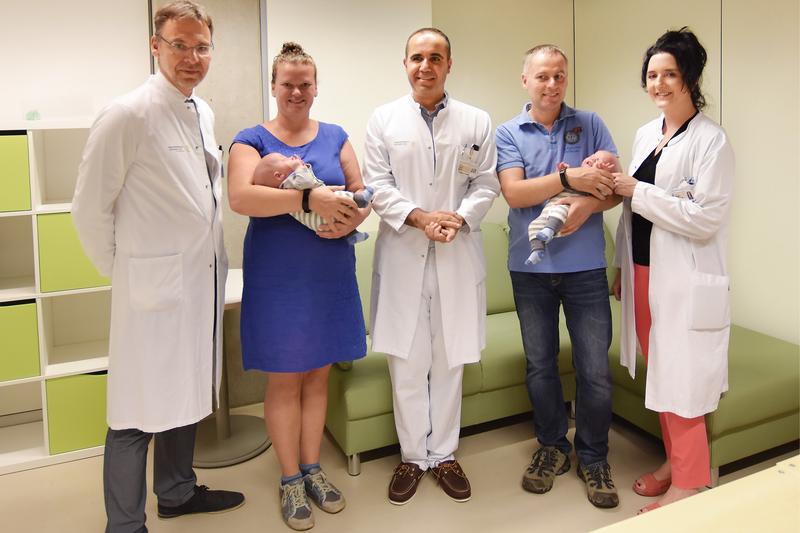 Prof. Mario Rüdiger (l.), PD Dr. Cahit Birdir und Prof. Pauline Wimberger (r.) haben Kathleen und Thomas Roll geholfen, damit ihre Zwillinge gesund zur Welt kommen.