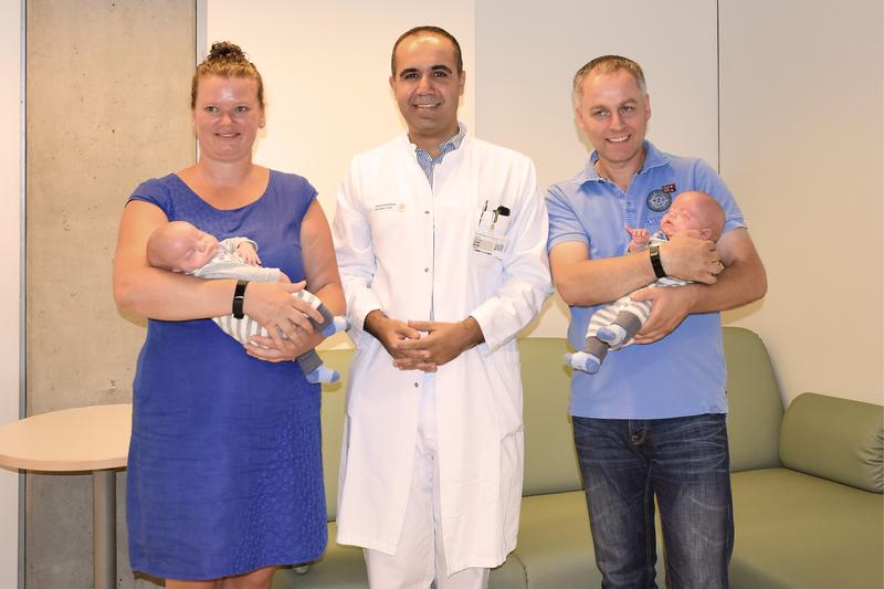 Kathleen und Thomas Roll sind dankbar: PD Dr. Cahit Birdir hat mit einer Lasertherapie das Leben ihrer Kinder Oskar und Felix gerettet. Die Zwillinge sind jetzt zwei Monate alt.