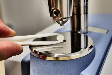 Der feste Elektrolyt dient als stabiles Trägermaterial für die Elektroden, die derzeit beidseitig per Siebdruck-Verfahren aufgetragen werden.