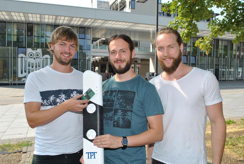 Das Sensorsystem gegen Falschfahrer, das Daniel Gillo (l.) Benjamin Kirsch (Mitte) und Julian Neu (r.) an der Saar-Universität entwickelt haben, wird im oberen Teil eines Leitpfostens installiert.