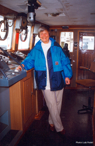 Elisabeth Mann Borgese, hier auf dem ehemaligen IOW-Forschungsschiff „Professor Albrecht Penck“, ist Namenspatronin des aktuellen Forschungsschiffes des Instituts.