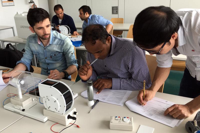 Auch Experimente zum Thema Windkraft standen für die Geflüchteten auf dem Lehrplan.