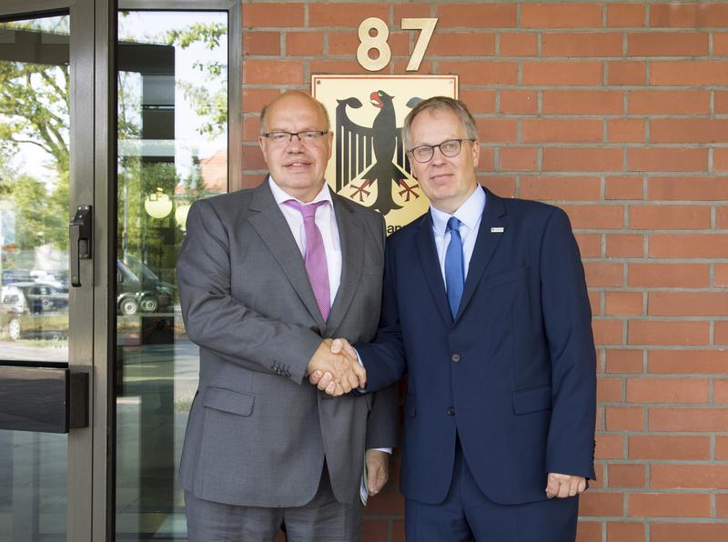 BAM-Präsident Prof. Dr. Ulrich Panne begrüßt Bundeswirtschaftsminister Peter Altmaier in der BAM 
